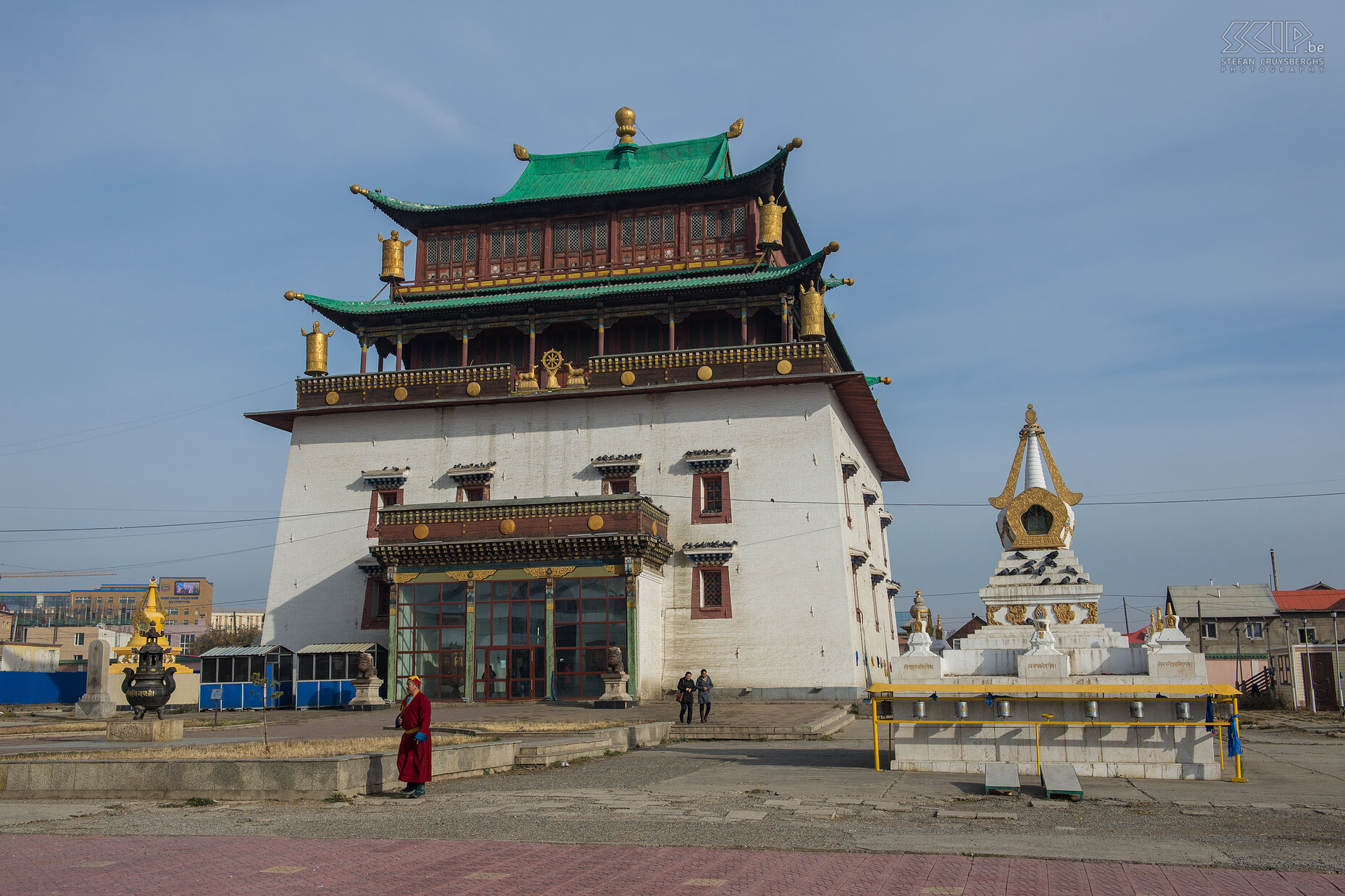 Ulaanbaatar - Gandanklooster In de hoofdstad Ulaanbaatar/Ulan Bator bezochten we het mooie boedhistische Gandan Khiid klooster. Het klooster werd in 1835 opgericht door Jabzandamba, het hoofd van het Tibetaans boeddhisme in Mongolië. Tegenwoordig verblijven er zo'n 150 monniken in het klooster. Stefan Cruysberghs